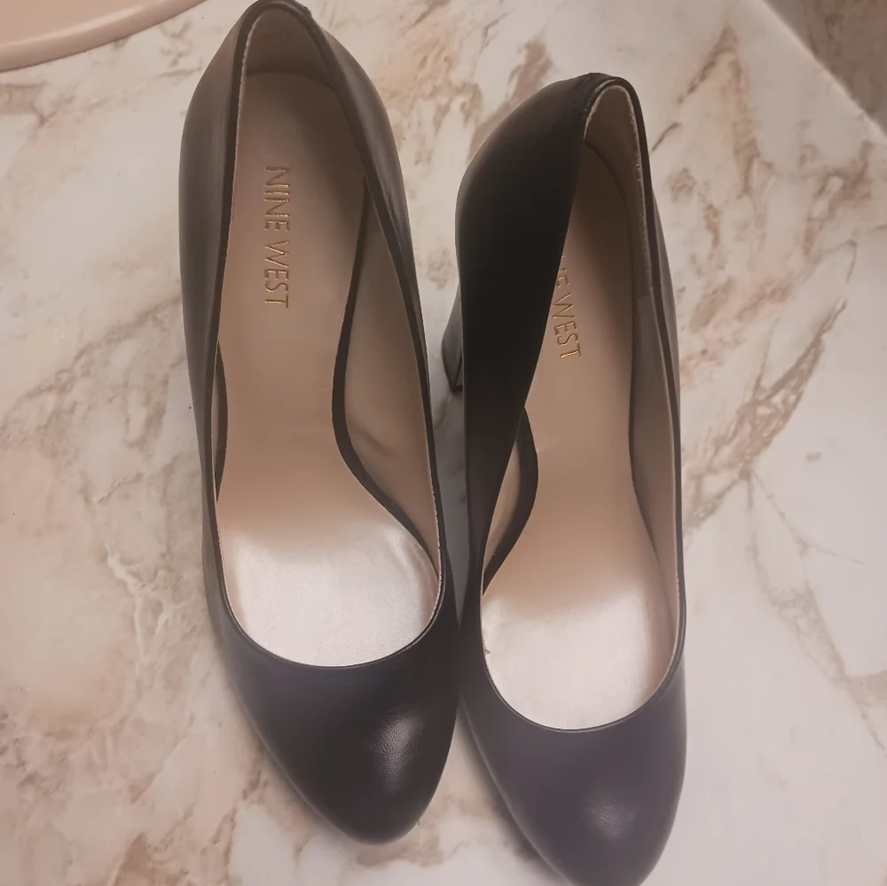 NINE WEST .. size 8 blk leather gold wedge heel 5 inch - Picture 3 of 4